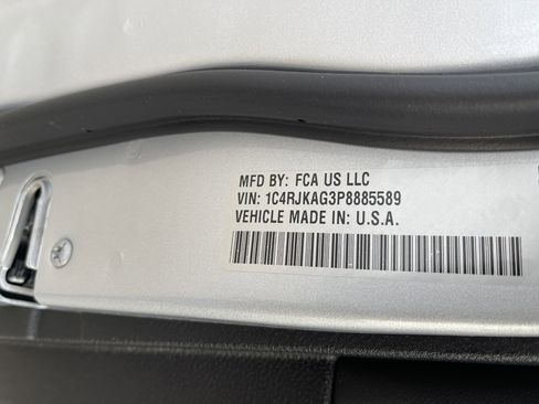 Used 2023 Jeep Grand Cherokee L Laredo image 39