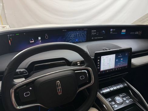 Used 2025 Lincoln Nautilus Reserve image 13