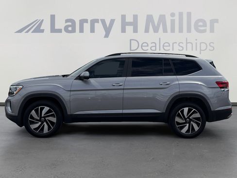 Used 2024 Volkswagen Atlas SE w/ Panoramic Sunroof Package image 2
