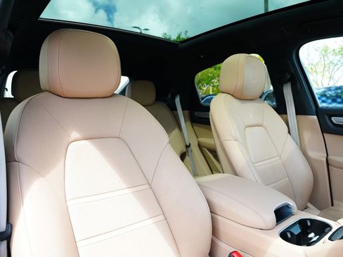 Used 2022 Porsche Cayenne S image 26