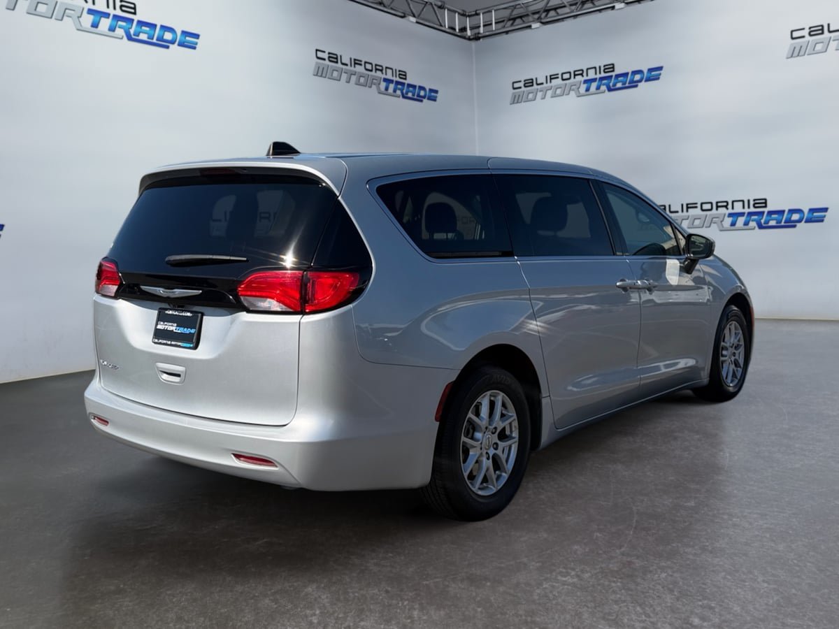 Used 2023 Chrysler Voyager LX FWD image 5