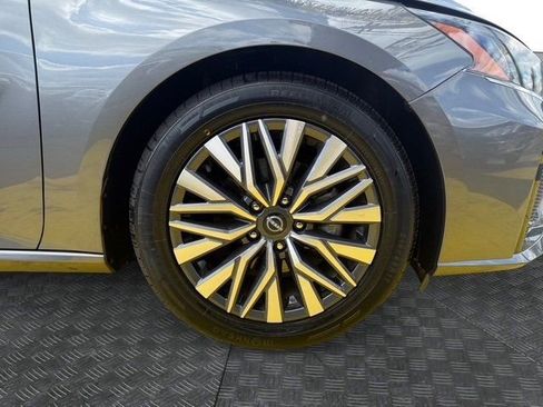 Used 2024 Nissan Altima 2.5 SV image 9