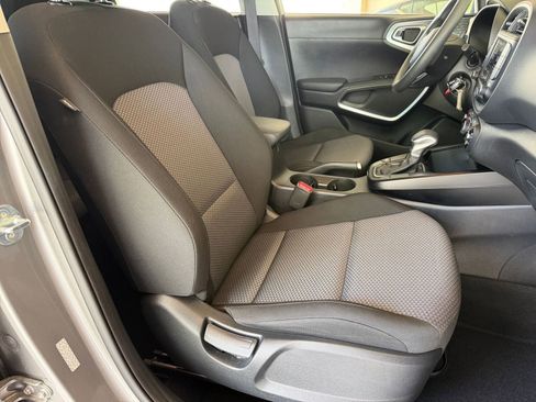 Used 2025 Kia Soul LX w/ LX Technology Package FWD image 34