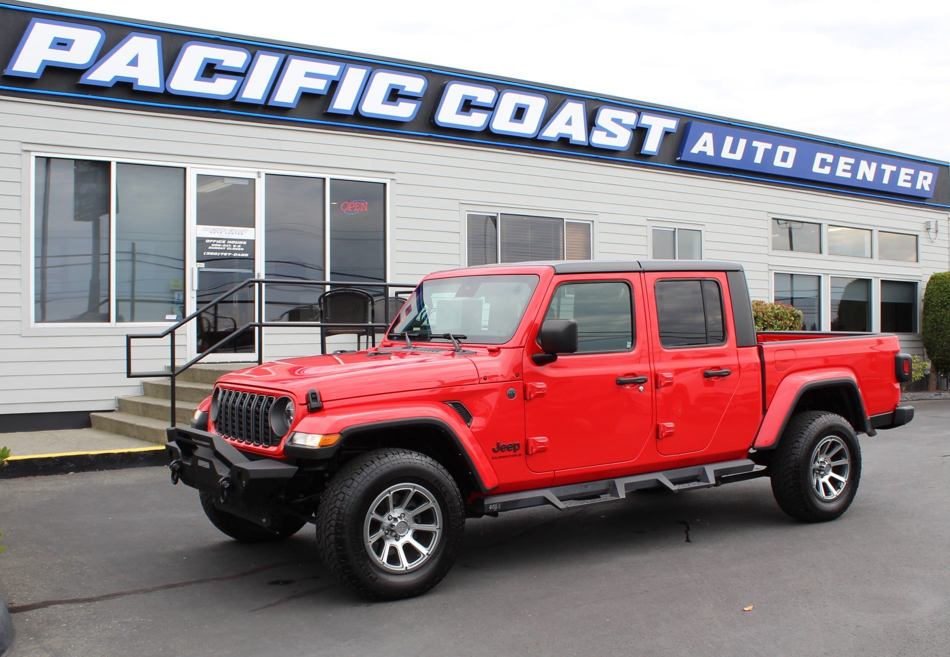 Used 2024 Jeep Gladiator Sport AWD/4WD image 1