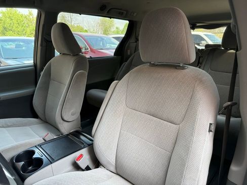 Used 2017 Toyota Sienna LE image 11