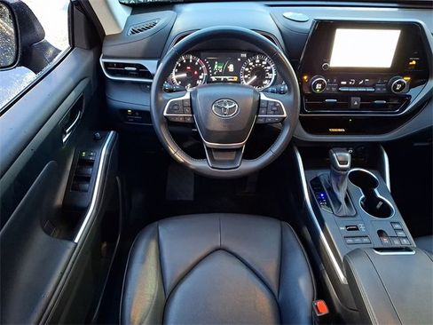 Certified 2024 Toyota Highlander XLE image 18