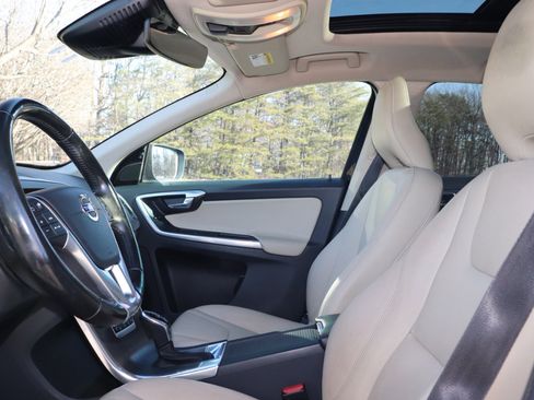 Used 2016 Volvo XC60 T6 Platinum w/ Climate Package image 11