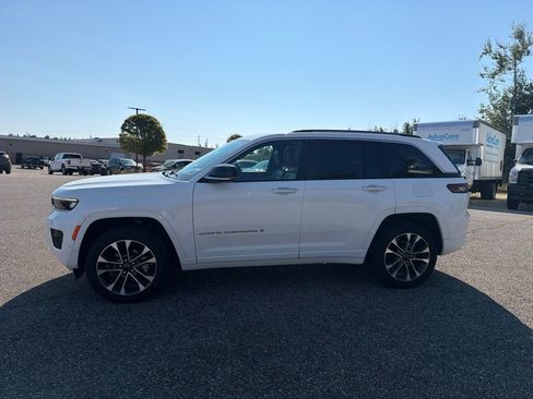 Used 2023 Jeep Grand Cherokee Overland w/ Adv Protech Group III AWD/4WD image 12