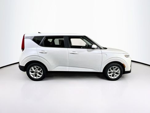 Used 2022 Kia Soul LX w/ Technology Package FWD image 4
