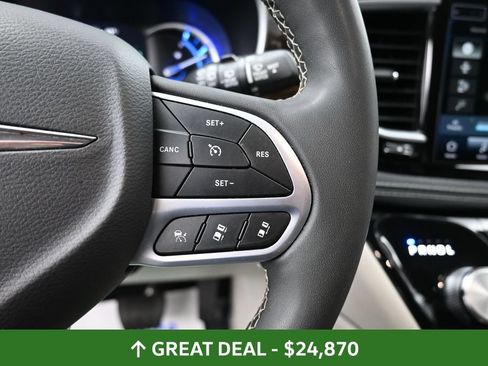 Used 2023 Chrysler Pacifica Limited FWD image 38