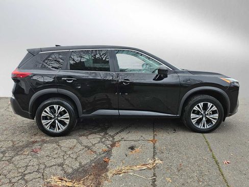 Used 2023 Nissan Rogue SV image 2