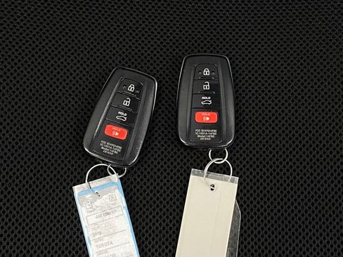 Used 2019 Toyota Avalon Limited image 9