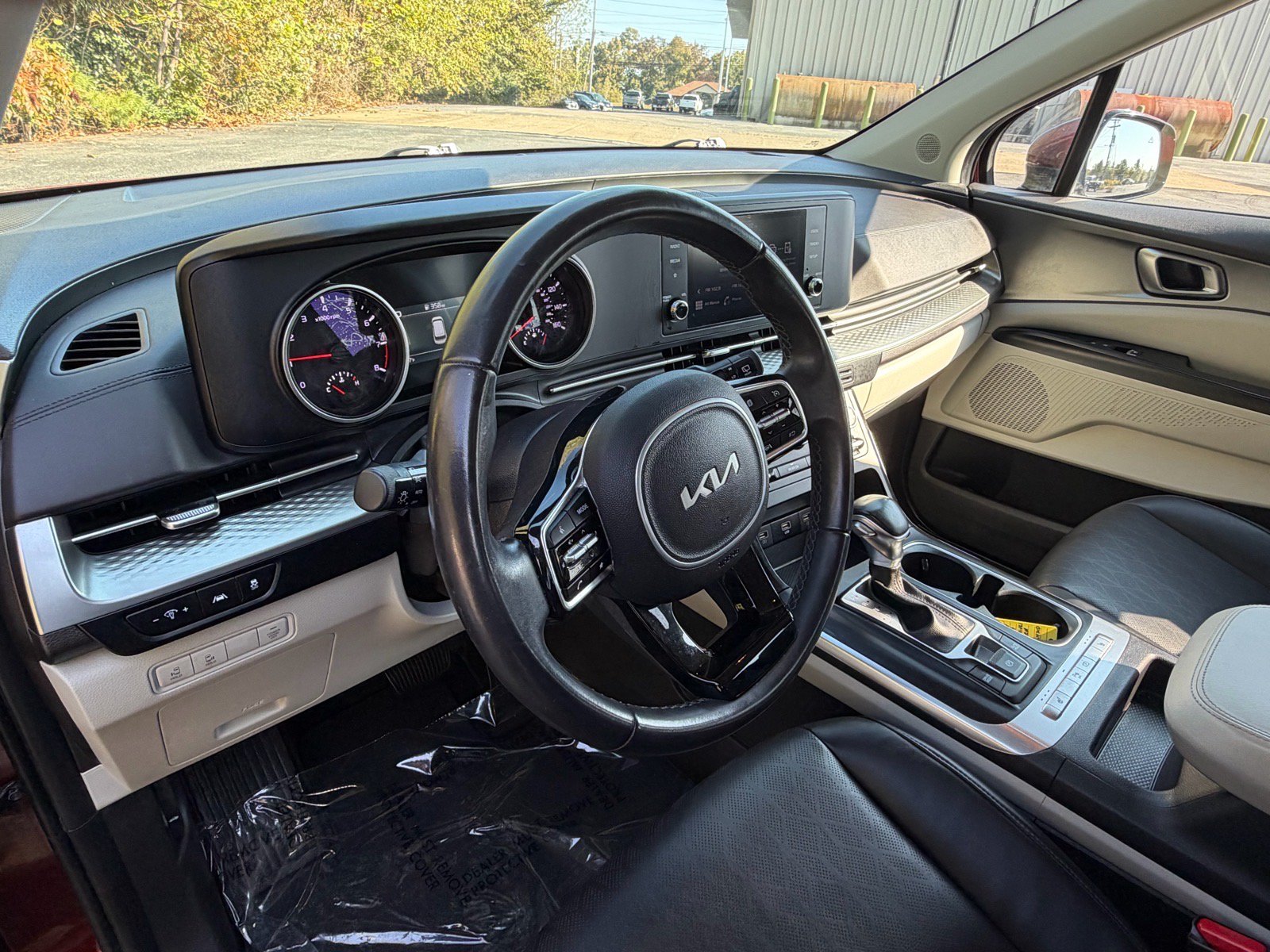 Used 2024 Kia Carnival LX FWD image 24