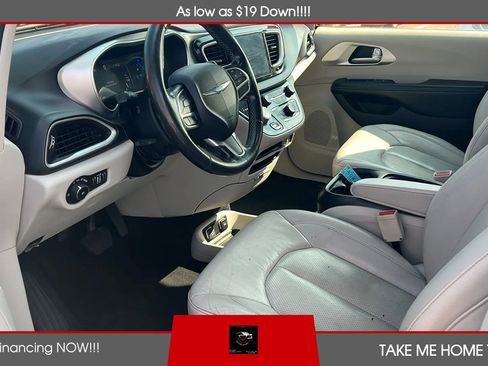 Used 2019 Chrysler Pacifica Touring-L FWD image 13
