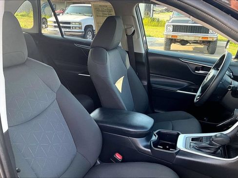 Used 2025 Toyota RAV4 XLE AWD/4WD image 7