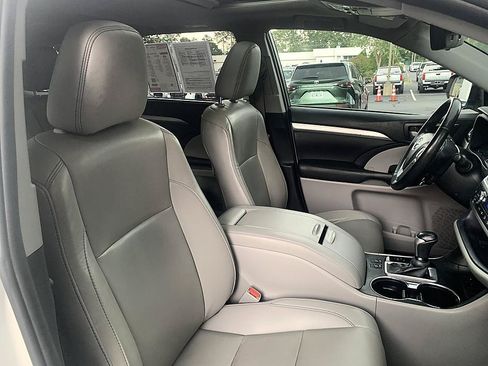 Used 2019 Toyota Highlander XLE FWD image 24