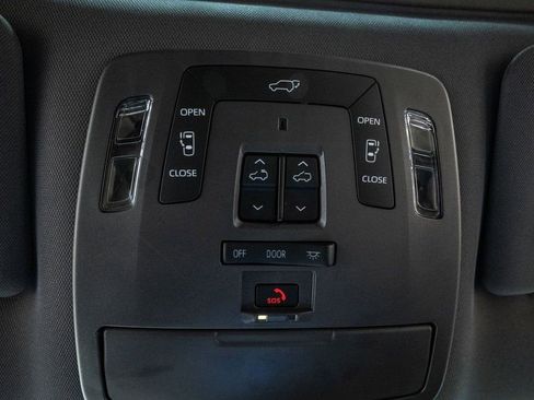 Used 2022 Toyota Sienna Limited image 27