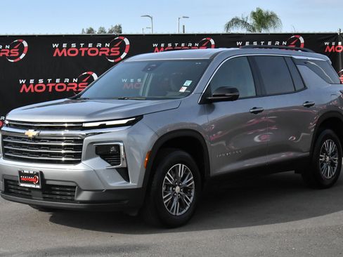 Used 2024 Chevrolet Traverse LT image 3