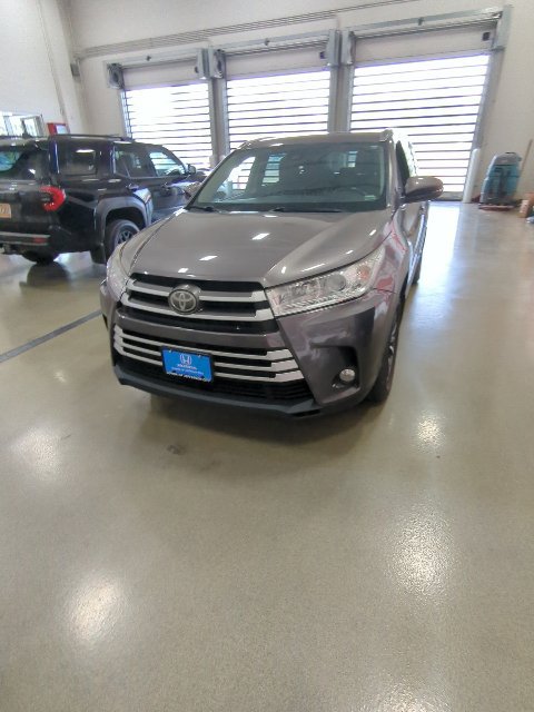 Used 2017 Toyota Highlander XLE AWD/4WD image 2
