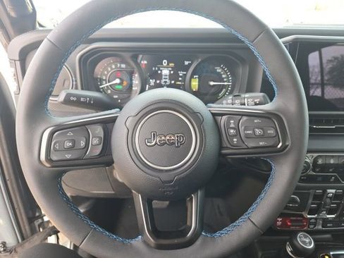 Used 2025 Jeep Wrangler Unlimited Rubicon 4xe w/ Convenience Group AWD/4WD image 13