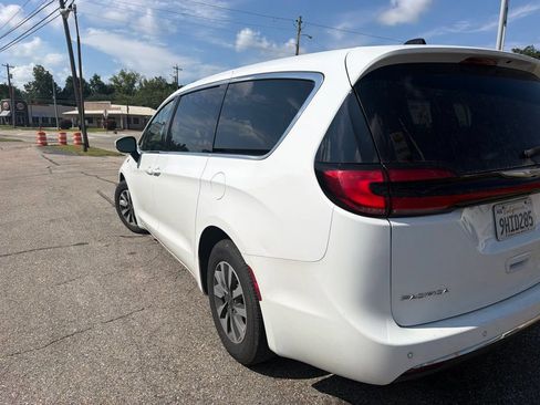 Used 2023 Chrysler Pacifica Touring-L FWD image 4