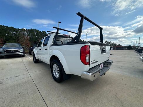 Used 2018 Nissan Frontier SV image 3
