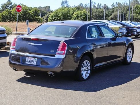Used 2014 Chrysler 300 RWD image 5