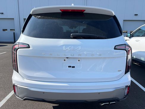 Used 2023 Kia Telluride EX w/ EX Captain's Chair Package image 4