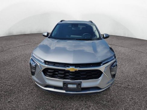 Used 2025 Chevrolet Trax LT FWD image 2