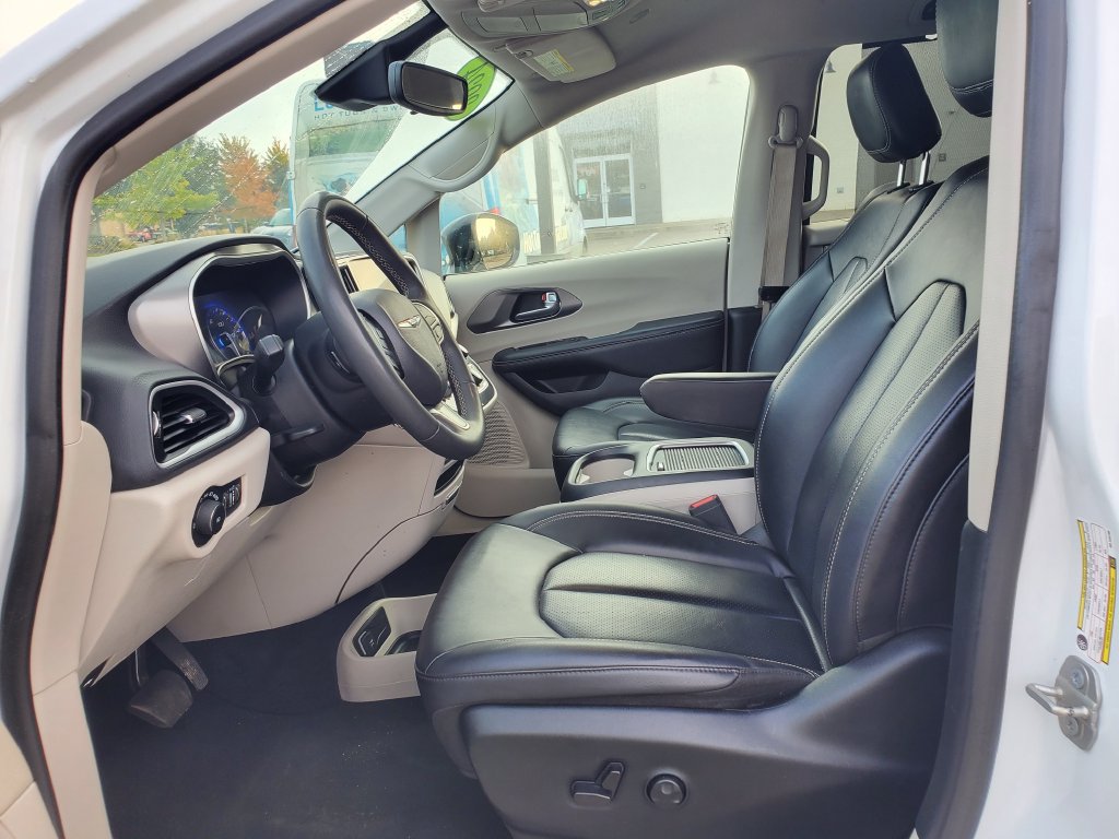 Used 2024 Chrysler Pacifica Touring-L FWD image 21