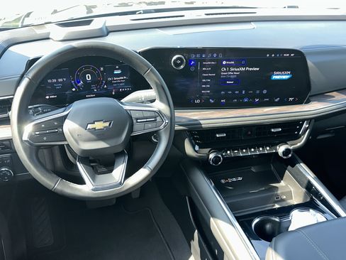 Certified 2025 Chevrolet Suburban LT RWD image 24
