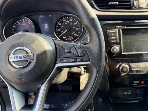 Used 2020 Nissan Rogue S FWD image 29