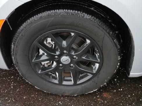 Used 2024 Chrysler Pacifica Touring-L image 15