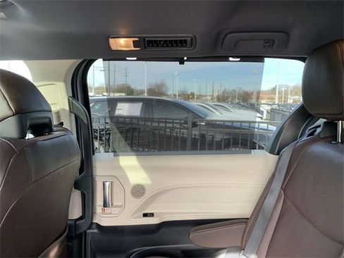 Used 2022 Toyota Sienna Platinum image 10