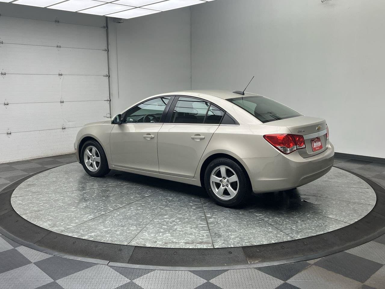 Used 2016 Chevrolet Cruze LT w/ Technology Package FWD image 2