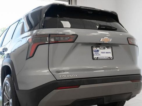 Used 2025 Chevrolet Equinox LT w/ Convenience Package II FWD image 11