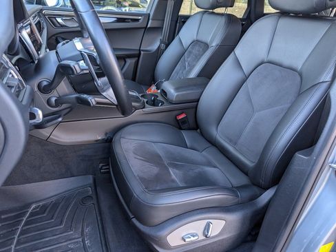 Certified 2020 Porsche Macan image 5