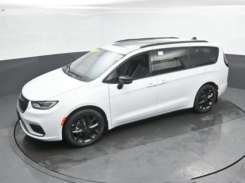 New 2026 Chrysler Pacifica Limited FWD image 33