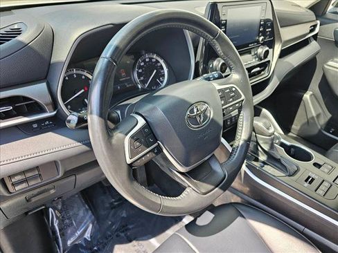 Used 2022 Toyota Highlander XLE AWD/4WD image 25