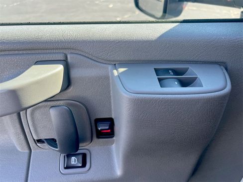 Used 2017 Chevrolet Express 3500 image 19