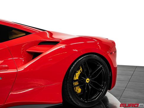 Used 2019 Ferrari 488 GTB RWD image 16