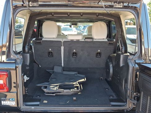 Used 2022 Jeep Wrangler Unlimited Sahara image 27