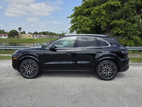 Used 2024 Porsche Cayenne AWD/4WD image 7