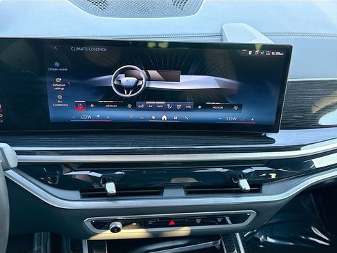 Used 2025 BMW X7 M60i image 30