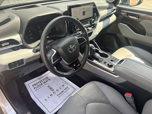Used 2025 Toyota Highlander Platinum AWD/4WD image 22
