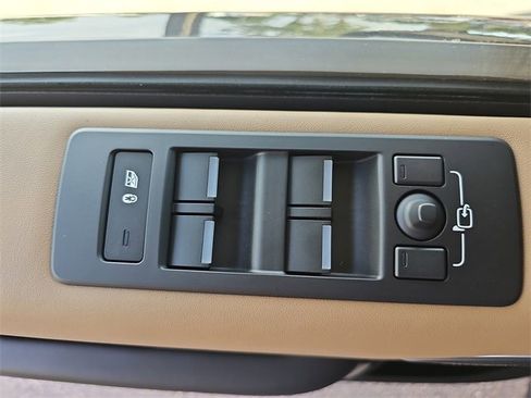 Used 2024 Land Rover Discovery Metropolitan Edition image 30