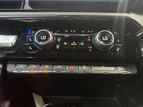 Used 2023 GMC Sierra 1500 AT4 w/ AT4 Premium Package AWD/4WD image 17