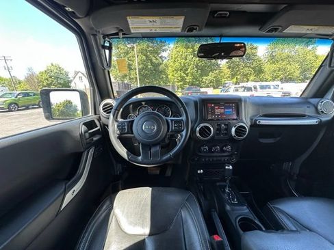 Used 2017 Jeep Wrangler Unlimited Rubicon w/ Connectivity Group AWD/4WD image 11