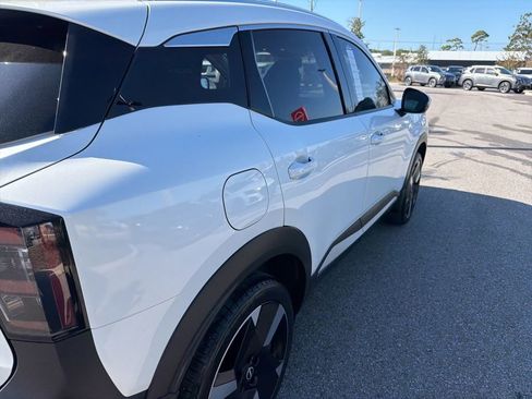 Certified 2025 Nissan Kicks SR image 11