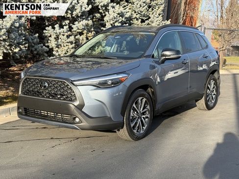 Used 2025 Toyota Corolla Cross XLE image 3